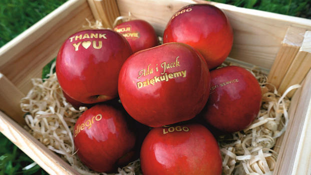 napisy na jabłkach